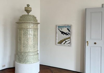 Kunstwerk von Evi Fersterer in der Galerie Schloss Parz neben einem Kamin